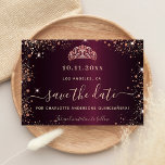 Budget Quinceanera burgundy roos Save the Date Aankondigingskaart<br><div class="desc">Een meisje en trendy Save the Date Card for a Quinceañera,  15e verjaardagsfeest. Een glanzende faux die metallisch uitzien achtergrondkleur. Verkleurd met roos goudnevel en een tiara,  kroon. De tekst: Sparen de Datum wordt geschreven met een groot trendy hand lettered stijlmanuscript.</div>
