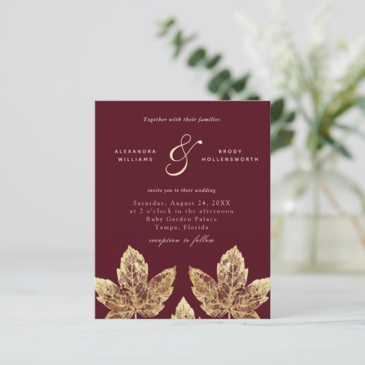 Budget Red en Gold Rustic Leaves Wedding Invite (Staand voorkant)