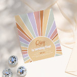 Budget Retro Sunshine Groovy Girl Birthday Party<br><div class="desc">Retro-geïnspireerde uitnodigingen voor verjaardagsfeestjes met een hippieachtige zon, kleurrijke maffia's en groovy lettertypen. Aan de voorzijde van deze begrotingskaart bevindt zich een handgetekende zon met zonnestralen in verschillende pastelregenboogkleuren. In het midden van de zon, wordt de naam van het verjaardagsmeisje geschreven in een chic handschrift. Haar leeftijd staat onder in...</div>