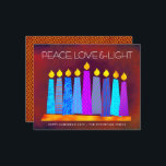Budget Rode Chanoeka Kaarsen Vrede Liefde Lichte K<br><div class="desc">"Vrede, liefde en licht." Een speelse, moderne, artsachtige illustratie van boho patroonkaarsen in een menorah helpt je om mee te doen in de vakantie van Hanukkah. De gesorteerde blauwe kaarsen met kleurrijke faux patronen van de folie bedekken een rijke diepe bakstenen rode oranje getextureerde achtergrond. Folie van het koperdiamantpatroon Faux...</div>