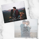 Budget Romantic Script Weddenschap Foto slaat de d<br><div class="desc">Uw foto en de woorden "sparen de datum" op de voorkant en uw details op een andere of dezelfde foto op de achterkant, personaliseren deze kleine 4, 5 x 5, 6 inch betaalbare bruiloft, met de datumkaarten die op uw keuze zijn gedrukt uit drie papierformaten van een halfglanzende 110 lb-karton....</div>
