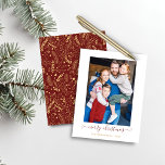 BUDGET Rood Goud Eenvoudig Vrolijk Kerstmis Foto<br><div class="desc">BEGROTING Rood Goud Eenvoudig Manuscript Modern Merry kerstfoto Holiday Kaart die uw favoriete foto's en een eenvoudig, maar elegant manuscript Merry kerstgroet bevat. De rug is voorzien van een festief, maar elegant patroon van gouden folie-achtige bladeren, dennenbomen en andere winterbotanische groen tegen een winterrode achtergrond. Ideaal voor je vakantiekaarten dit...</div>