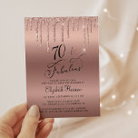 Budget Roos Gold Glitter 70th Birthday Invitation<br><div class="desc">Elegant,  chic en budgetvriendelijk,  70ste verjaardagsfeest met "70 & Fabulous",  in stijlvol schrift geschreven tegen een gouden achtergrond van het roos,  met een gouden vuile roos die van bovenaf druipt. Je kunt je personaliseren met haar naam en de details van de zeventigste verjaardag.</div>