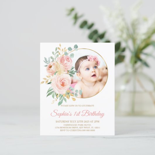 Budget roze bloemen & Gold First Birthday Uitnodig (Staand voorkant)