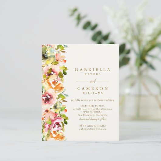 Budget Rustige Bourgogne Gold Floral Wedding Invit (Staand voorkant)