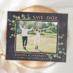 Budget Rustige Eucalyptus Foto slaat de datum op<br><div class="desc">Save the date! Maak je huwelijk bekend met vrienden en familie met deze bijtende kalkplanleisteen met eucalyptusbladeren, moderne fotocollage met de datumkaarten. Deze briefkaarten van de budgettrouwuitnodiging moeten als te grote briefkaarten worden gemaild, zodat kunnen de standaardverzendkosten worden gemaakt, maar zij hebben geen envelop of een retouradreslabel nodig. Pas met...</div>