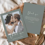 Budget Sage Green Wedding Hartelijk dank Flyer<br><div class="desc">Budget Sage Green Wedding Thank You Cards met een foto op de voor- en achterkant. De bedankkaarten bevatten een moderne handgeschreven cursieve scripttypografie die elegant,  eenvoudig en modern zijn om te gebruiken na het vieren van je trouwdag.</div>