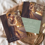 Budget Save the Date Sage Groene trouwfoto Flyer<br><div class="desc">Budget Wedding Sage Green Bewaar de Date Cards die een foto op de voor- en achterkant hebben. De Handgeschreven Herfst, Herfst, Zomer, Winterlente Save the Date-kaarten bevatten een met de hand geletterde cursieve scripttypografie die elegant, eenvoudig en modern zijn om te gebruiken nadat u een minimalistische eenvoudige huwelijksdagviering hebt gevierd....</div>