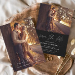 Budget Save the Date Zwart Wit Trouwfoto Flyer<br><div class="desc">Budget Bruiloft Zwart-wit Bewaar de Datumkaarten die een foto op de voor- en achterkant hebben. De Handgeschreven Herfst,  Herfst,  Zomer,  Winterlente Save the Date-kaarten bevatten een met de hand geletterde cursieve scripttypografie die elegant,  eenvoudig en modern zijn om te gebruiken nadat u een minimalistische eenvoudige huwelijksdagviering hebt gevierd.</div>