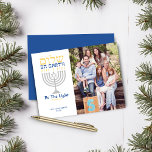 Budget Shalom Peace on Earth Hanukkah Foto<br><div class="desc">Budget Shalom Peace on Earth Hanukkah Holiday Foto Card is het licht! Stuur deze kaart deze vakantie naar vrienden en familie en warm hun geesten met licht. Silver menorah met blauwe en gouden tekst van Shalom (in het Hebreeuws) op aarde. Eenvoudig aan te passen met jouw naam en foto. Eenvoudig...</div>