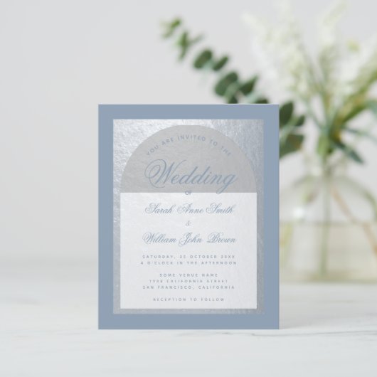 Budget Silver Arch Dusty Blue Wedding Uitnodiging (Staand voorkant)