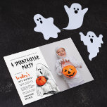 Budget Spooktacular Halloween Ghost Photo Birthday<br><div class="desc">Roep alle geesten en geesten! Doe mee als je durft... Deze feestelijke feestdag nodigt een handgetekende geest uit met een oranje pompoen. Er is een grappige, schokkende blik op zijn gezicht! De details van de gebeurtenis en de naam van de verjaardagsjongen staan aan de linkerkant in een leuk eng lettertype...</div>