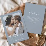 Budget Stusty Blue Weddenschap Hartelijk dank<br><div class="desc">Budget Dusty Blue Wedding Thank You Cards met een foto op de voor- en achterkant. De bedankkaarten bevatten een moderne handgeschreven cursieve scripttypografie die elegant,  eenvoudig en modern zijn om te gebruiken na het vieren van je trouwdag.</div>