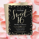 Budget Sweet 16 Black Gold Glitter Chic Invitation<br><div class="desc">"Happy Sweet 16". Verstuur deze verbluffende, dunne, dunne, feestelijke, moderne, gepersonaliseerde uitnodiging van een aangepaste budgetpartij voor een evenement dat u zich herinnert. Gold glitter script typografie en confetti bedekken een zwarte achtergrond. Op de achterkant bevindt zich een gouden folie-achtergrond. Pas de douanetekst met de naam van uw dochter evenals...</div>