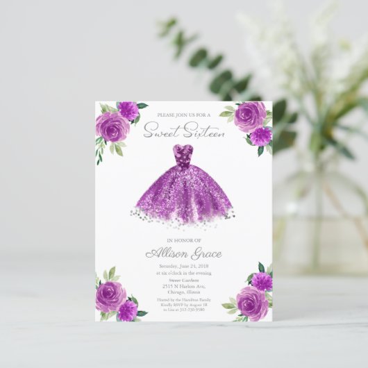 Budget Sweet 16 Uitnodiging Zilver Paarse Gown (Staand voorkant)