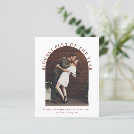 Budget Terracotta Arch Photo Verloving (Staand voorkant)