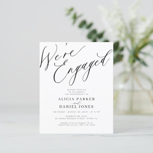 Budget We're Engaged party-uitnodiging (Staand voorkant)