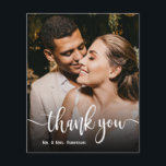 Budget Whimsical Script Weddenschap Bedankt Flyer<br><div class="desc">Budget Elegant Hand Lettered Wedding Foto Dank u gepersonaliseerde betaalbare THIN-kaart met laag budget. De moderne Stijlvolle bruiloft dank u de sjabloon van het briefkaart die een volledige verticale foto op de voorzijde met tekstbekleding "Dank u"in een hand letterde doopvont van het typografische manuscript in wit op het afbeelding kenmerkt....</div>