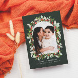 Budget Winter Tuin Groen Kerstmis 1 Foto<br><div class="desc">Vier het vakantieseizoen met onze elegante "Winter Garden" kerstfoto-budgetkaarten. Een feestelijke groene kaart, met een enkele boogfoto omlijst door handgeschilderde waterverf groen, dit ontwerp is een moderne kijk op een traditioneel thema. De waterverf bloemstukken zijn onder andere rode winterbessen, holly, den, maretak en pampasgras voor een boho touch. Pas de...</div>