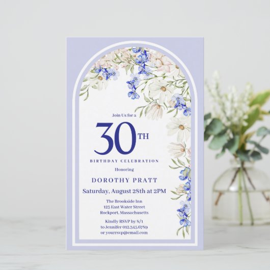 Budget Wit Blauw Bloemen 30e Verjaardag Uitnodigen (Staand voorkant)