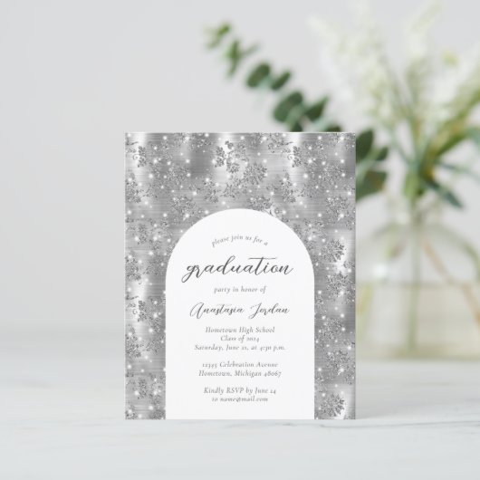 Budget Zilveren Glam Bloemenboog Afstuderen uitnod (Staand voorkant)