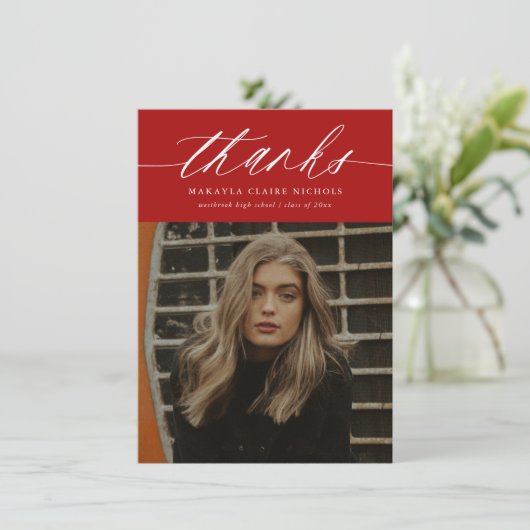 Budgetkalligrafie Twee foto-rood Afstuderen Bedankkaart (Staand voorkant)