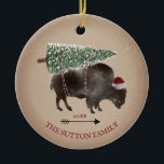 Buffalo Bison Santa Arrow Sneeuwkerstboom Keramisch Ornament<br><div class="desc">Illustratie van een buffel met een santa hoed met een sneeuwbedekte kerstboom die aan zijn rug vastgebonden is. Sneeuwvlek en kartonnen achtergrond geïnspireerd door het pijlvormig ontwerp.</div>