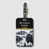 Buffalo by Mountains in een rustig landschap Bagagelabel (Voorkant (verticaal))