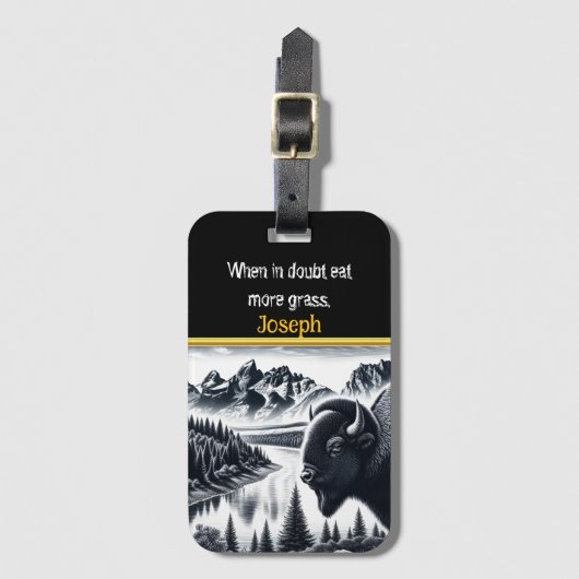 Buffalo by Mountains in een rustig landschap Bagagelabel (Voorkant (verticaal))