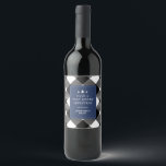 Buffalo Check Plaid Christmas Gepersonaliseerd cad Wijn Etiket<br><div class="desc">Geef het wijngeschenk dit seizoen en spreid feestvreugde uit aan vrienden,  collega's en buren met dit gepersonaliseerde flessenlabel met een zwart buffelruitpatroon met witte kerstbomen met een accent van  blauw.</div>