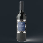 Buffalo Check Plaid Christmas Gepersonaliseerd cad Wijn Etiket<br><div class="desc">Geef het wijngeschenk dit seizoen en spreid feestvreugde uit aan vrienden,  collega's en buren met dit gepersonaliseerde flessenlabel met een zwart buffelruitpatroon met witte kerstbomen met een accent van  blauw.</div>