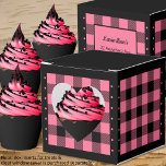 Buffalo Check - Roze en Zwart - Favoriteldoos Hart Bedankdoosjes<br><div class="desc">Hartvormige favoriteldoos met roze en zwarte buffalo check. Tekst op de achterkant van de doos is aanpasbaar. Als u de knop 'ontwerp bewerken' gebruikt,  kunt u ook uw eigen afbeeldingen/foto's toevoegen. Andere kleuren beschikbaar.

Bekijk de collectie van alle doosformaten & buffalo check kleuren hier:
https://www.zazzle.com/collections/boxes_product_promotional_gift_buffalo_check-119842043554925619</div>