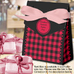 Buffalo Check - Zwart en Rood - 4x2x5 Tent Bedankdoosjes<br><div class="desc">Zwart en rood buffel geruit tent favor doos. Tekst is aanpasbaar. Als je de knop 'ontwerp bewerken' gebruikt,  kun je ook eigen afbeeldingen/foto's toevoegen. Andere kleuren,  vormen en dozen maten beschikbaar.</div>