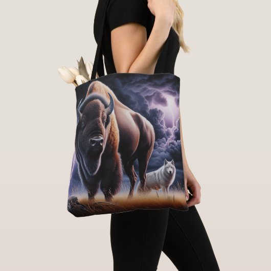 Buffalo en Wolf in een onweersbui met bliksem Tote Bag (Dichtbij)