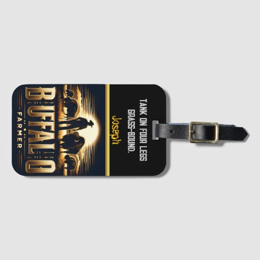 Buffalo Farmer Tending to Bison bij zonsondergang Bagagelabel (Voorkant (horizontaal))