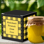 Buffalo geruit - Geel en Zwart - Klassiek Bedankdoosjes<br><div class="desc">Klassieke gele en zwarte buffalo geruite favorietendoos. Tekst aan beide zijden van de doos is aanpasbaar. Als u de knop 'ontwerp bewerken' gebruikt,  kunt u ook uw eigen afbeeldingen/foto's toevoegen. Andere kleuren beschikbaar.

Bekijk de Collectie van alle doosmaten & buffalo geruite kleuren hier:
https://www.zazzle.com/collections/boxes_product_promotional_gift_buffalo_check-119842043554925619</div>