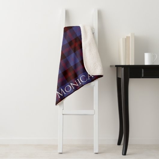 Buffalo geruite navyblauw rood monogram naam sherpa deken (In situ)