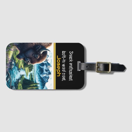 Buffalo Grazing beroemd gemaakt door A Serene Stre Bagagelabel