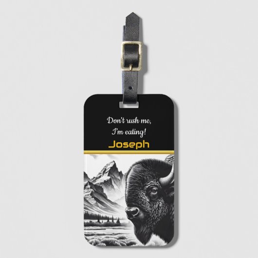 Buffalo Grazing beroemd gemaakt door Rugged Mounta Bagagelabel (Voorkant (verticaal))