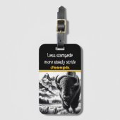 Buffalo in het Schilderachtig berglandschap Bagagelabel (Voorkant (verticaal))