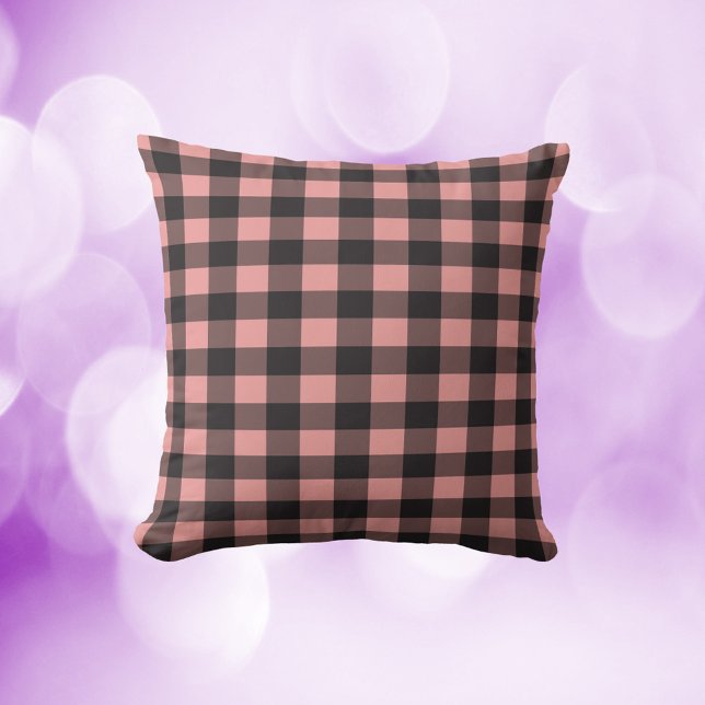 Buffalo Plaid Patroon Roze en Zwart Kussen (A pretty throw pillow with a pink and black buffalo plaid pattern)
