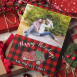 Buffalo Plaid Vintage Kersttruck Foto Briefkaart<br><div class="desc">Dit ontwerp werd gecreeerd door digitale kunst. Het kan worden gepersonaliseerd door de aanpassingsknoop te klikken en de foto, de kleur te veranderen, een naam, initialen of uw favoriete woorden toe te voegen. Neem contact met me op colorflowcreations@gmail.com als je dit ontwerp op een ander product wilt gebruiken. Koop mijn...</div>