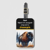Buffalo Roaming in een sereen bos Bagagelabel (Voorkant (verticaal))