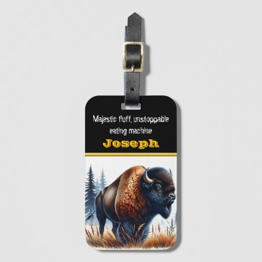 Buffalo Roaming in een sereen bos Bagagelabel (Voorkant (verticaal))