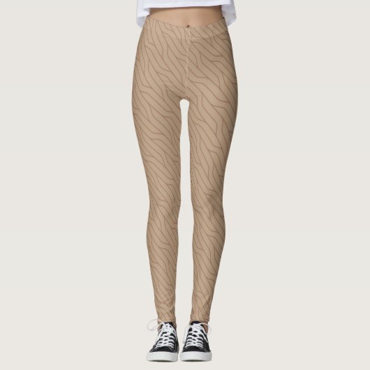 Buffed Beige Mocha Mousse Brown Wavy Line Pattern Leggings (Voorkant)