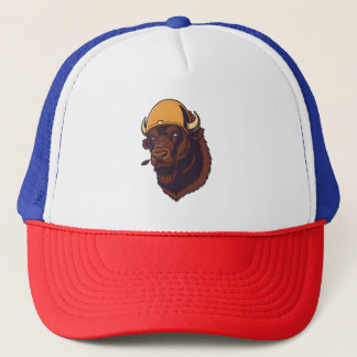 Buffel met een helm trucker pet