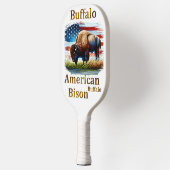 Buffels staan in grasveld met Amerikaanse vlag Pickleball Paddle (Links)