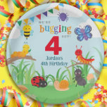 Bug Birthday Cute Colorful Paper Bord<br><div class="desc">Deze borden zijn leuk en kleurrijk,  met een insectenfeestje,  inclusief een schattige bijen,  paarse spin,  caterstijl,  mier,  ladybug,  vlinder en slak - allemaal om je kinderverjaardag te vieren. De regenboogvlag,  bloemen en witte wolken dragen bij aan de feestsfeer. Zowel meisjes als jongens zullen van deze insectenkarakters houden!</div>