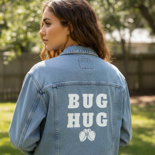 Bug Knuffel Cute Witte Typografie met Knuffelende Denim Jacket