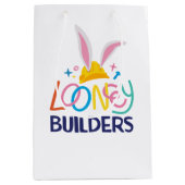 BUGS BUNNY BUILDERS™| Hard Hat Gestapeld Logo Medium Cadeauzakje (Voorkant)